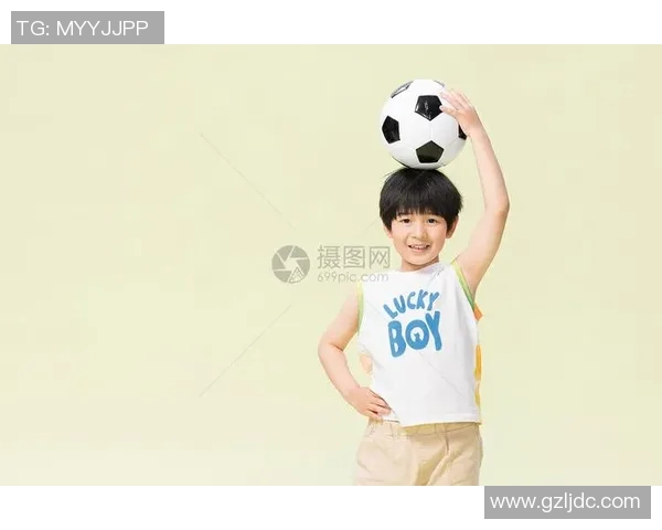 足球明星手势动作与小孩互动的温馨瞬间展现足球魅力与童真乐趣